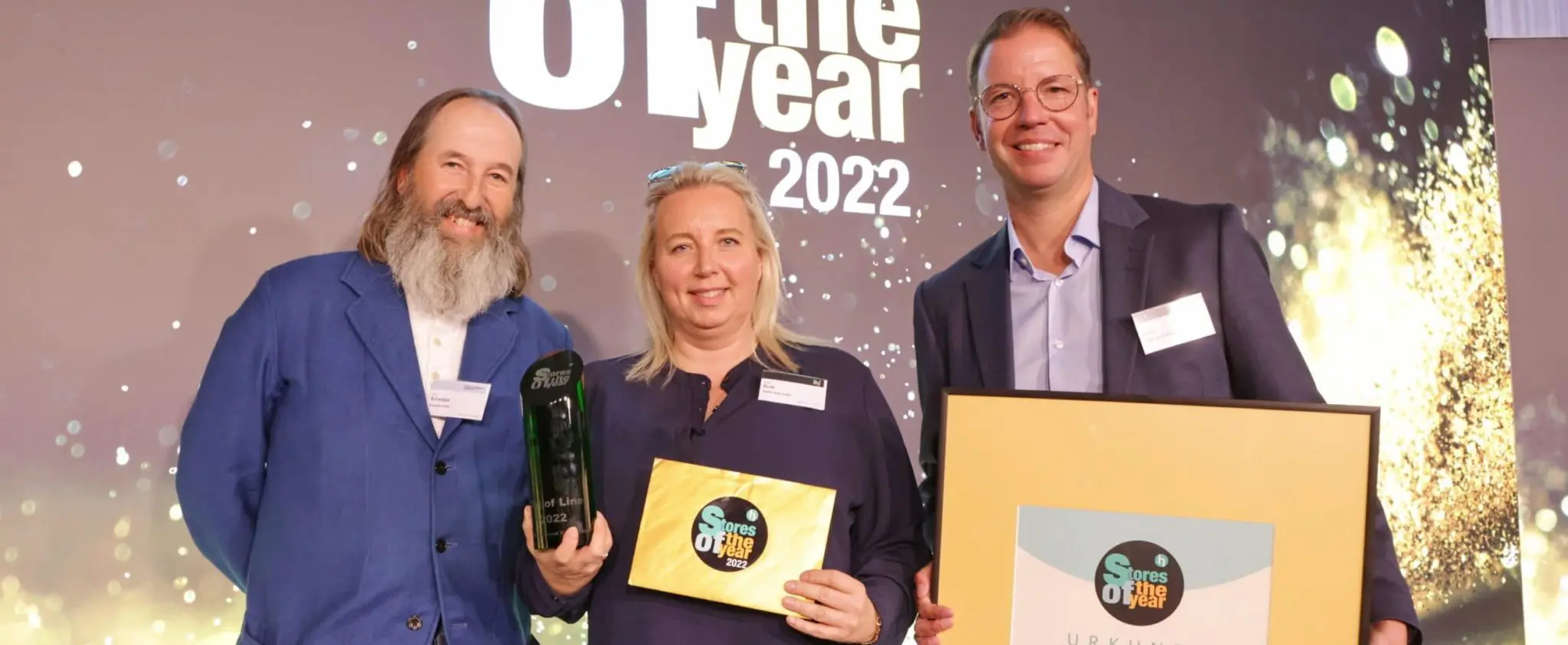 Gruppenbild von Klaus Schwitzke und Vertretern von Optiker Bode mit der Auszeichnung zum Store of the year 2022. Foto: Handelsblattgroup Stefanie Bessert.