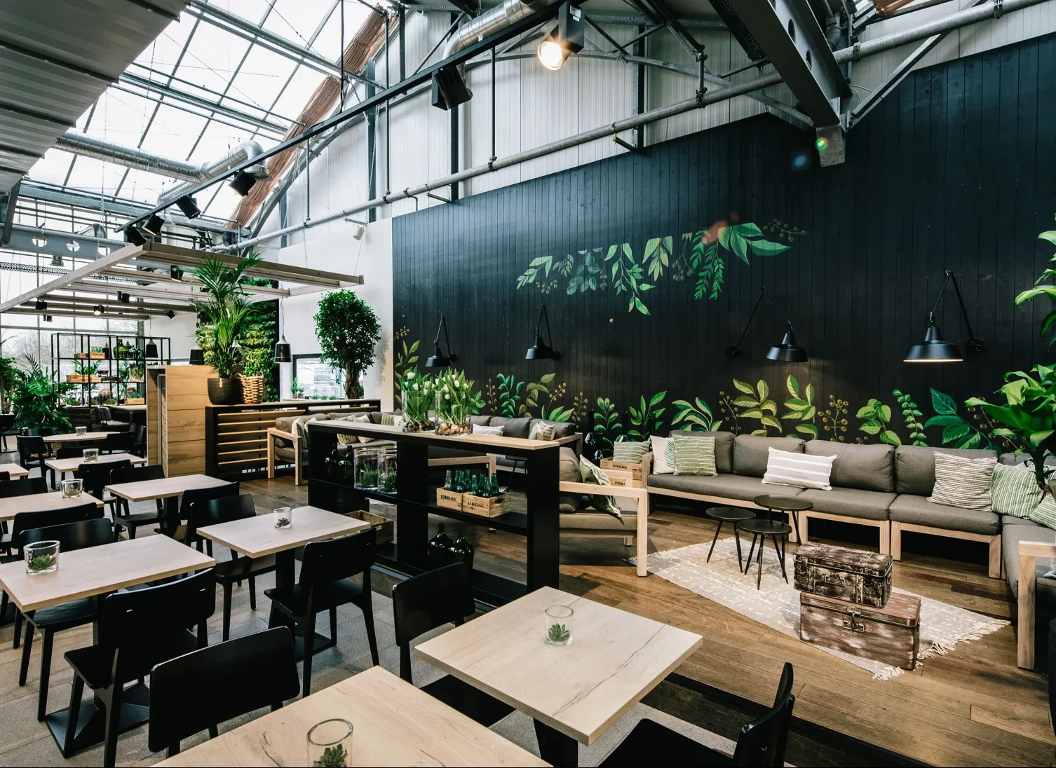 Weitläufiger Blick in das Café Bistro GARTEN KÜCHE mit Blick auf moderne und gemütliche Sitzgelegenheiten