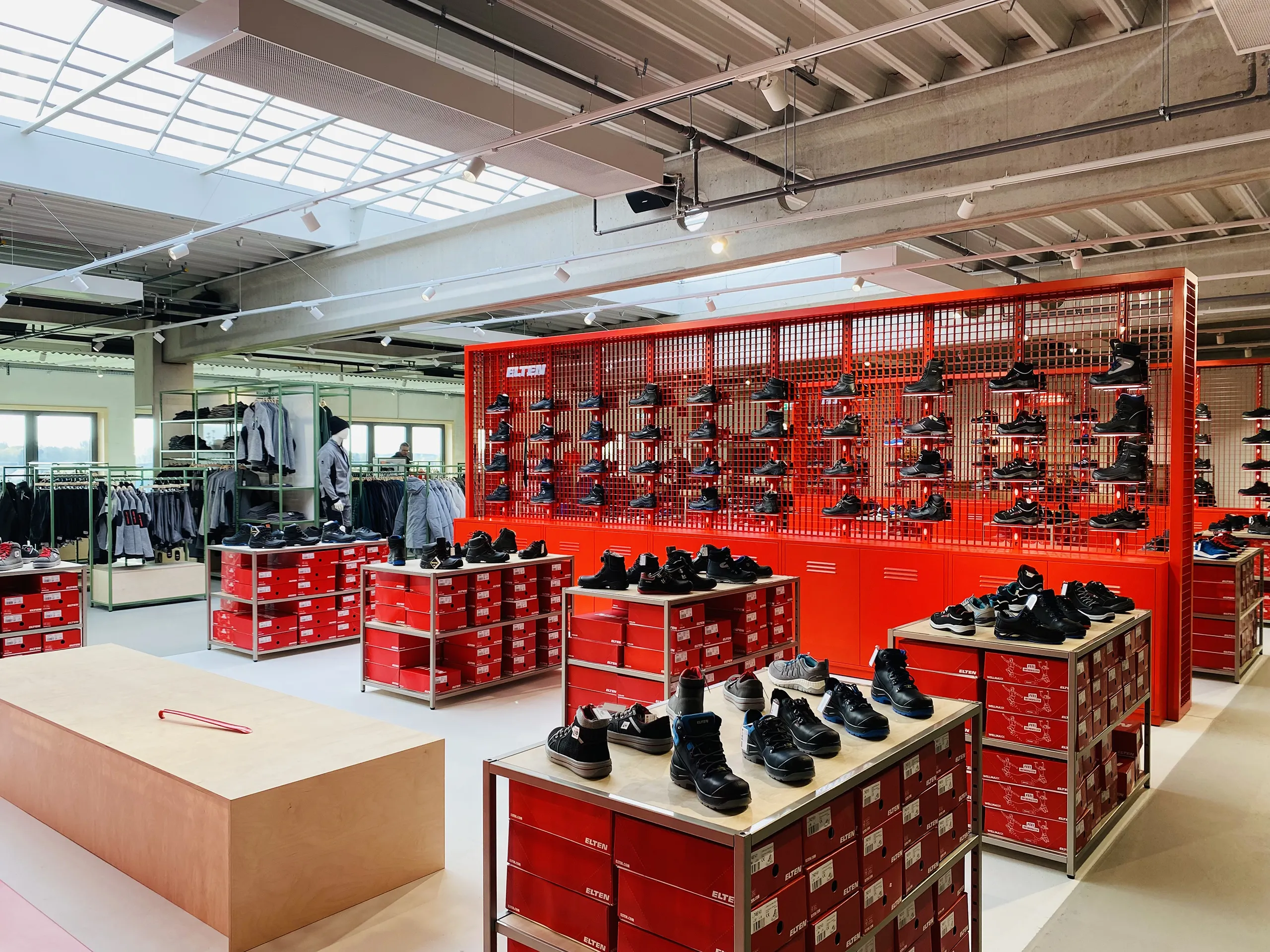 Blick in den ELTEN Store in Uedem mit Fokus aus die Verkaufsfläche von Schuhen