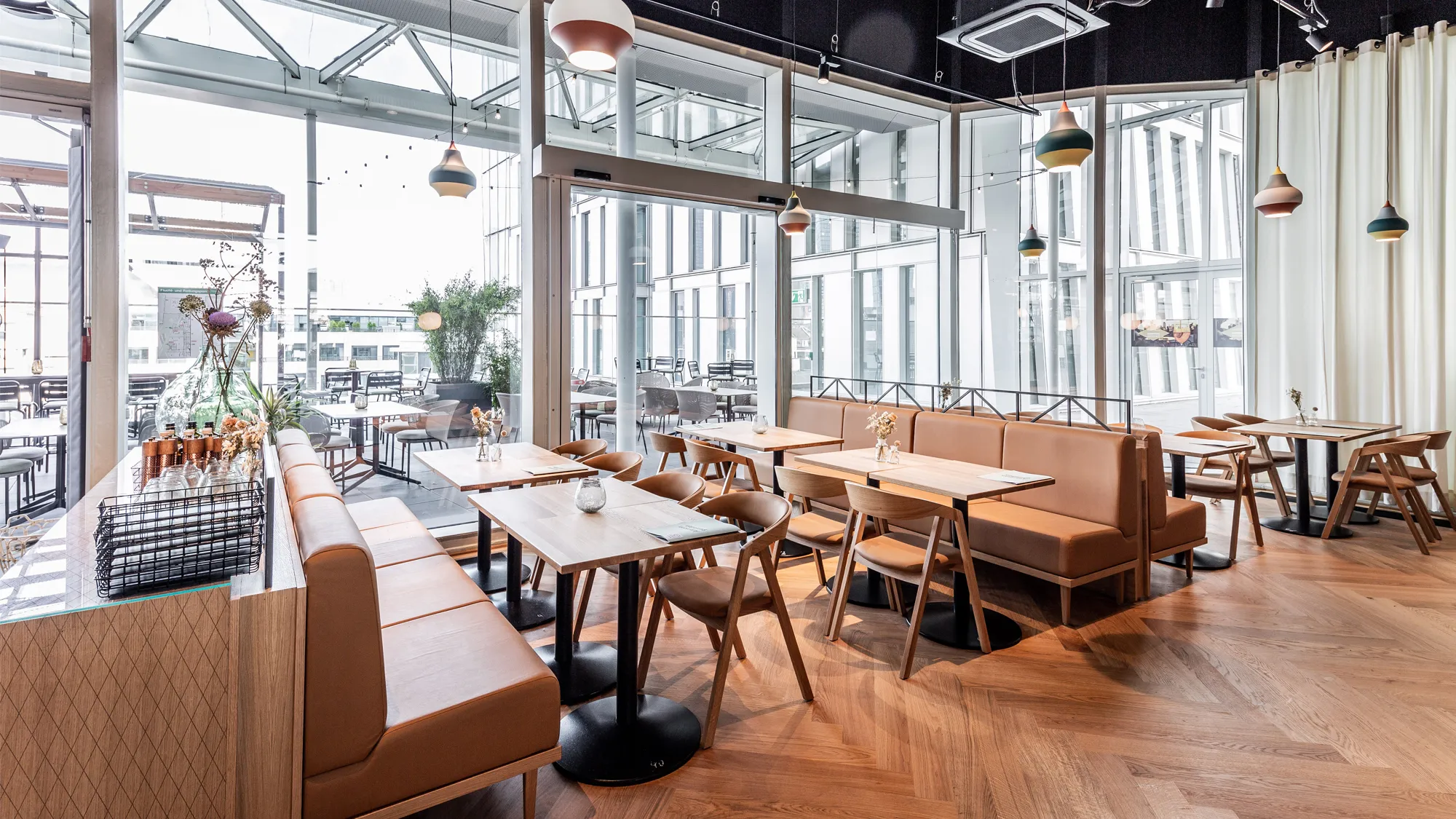 Ein Ausschnitt des Gastronomiebereichs des Restaurants Sander in Frankfurt mit Blick auf den Essbereich