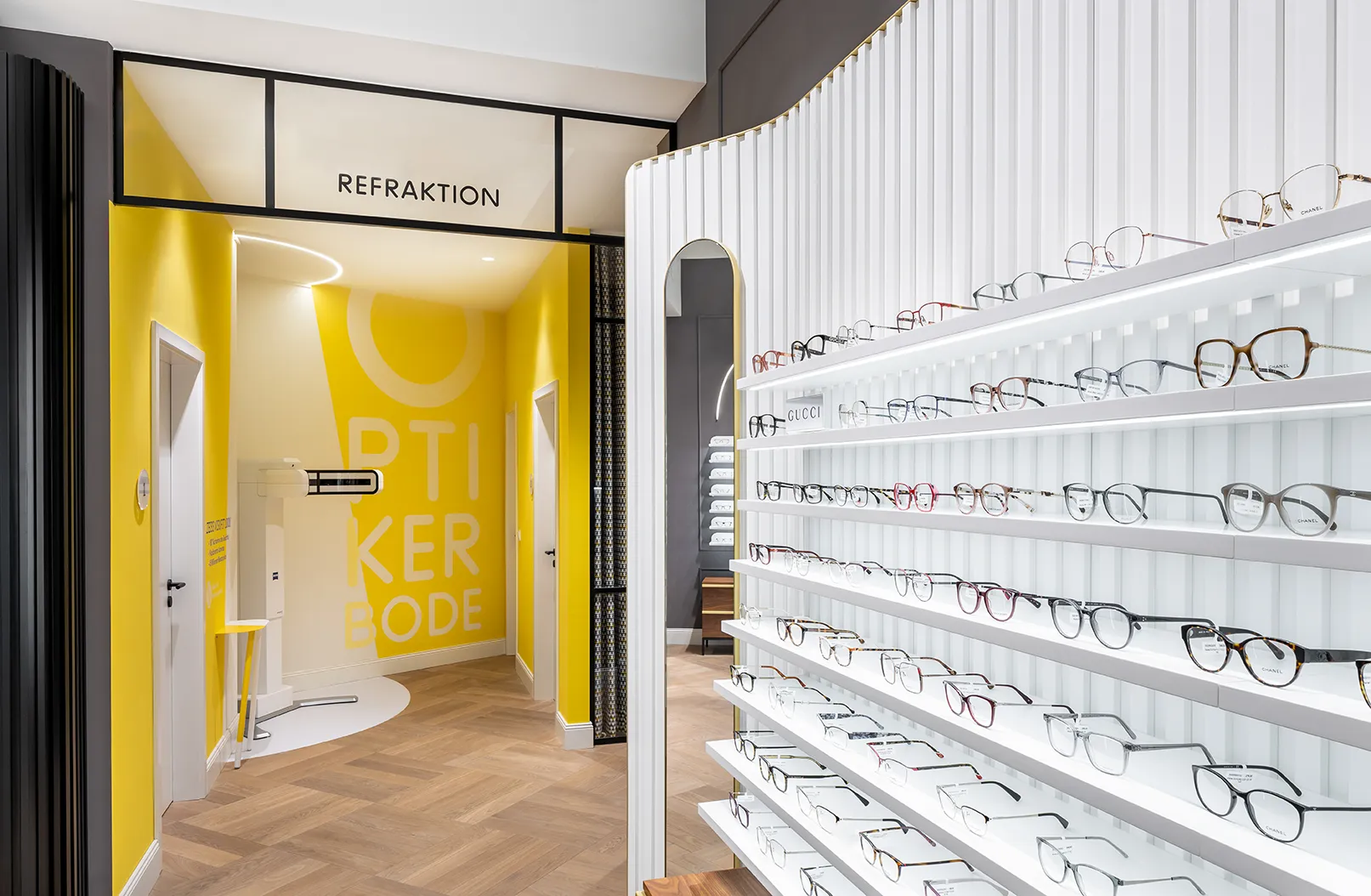 Blick in den Bereich Refraktion mit Fokus auf das Brillensortiment in Verkaufsregalen