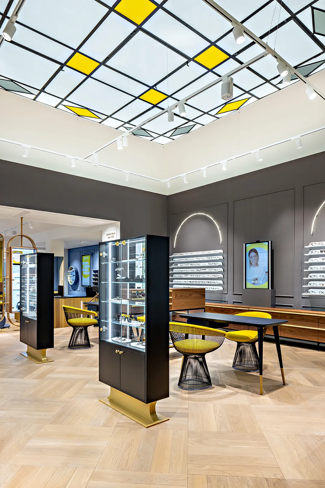 Innenaufnahme des Optiker Bode Stores in Hamburg mit Blick auf die Deckengestaltung