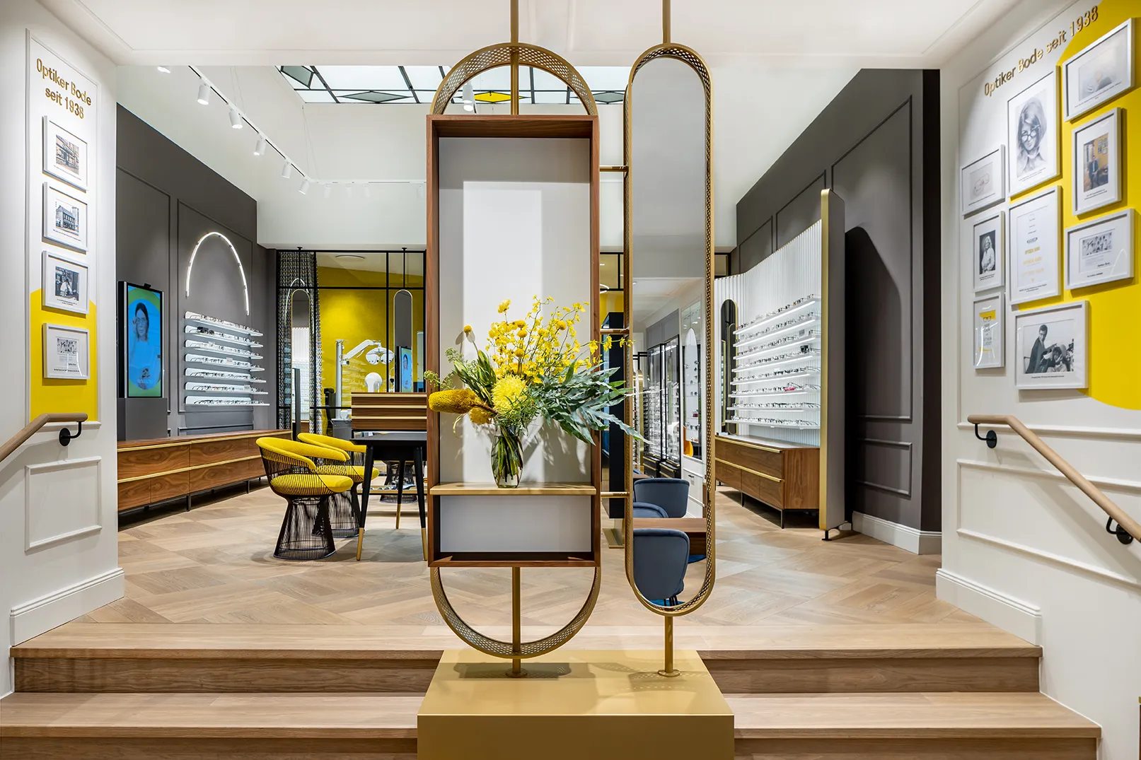 Innenaufnahme des Optiker Bode Stores in Hamburg mit Regal und Spiegel im Bildmittelpunkt