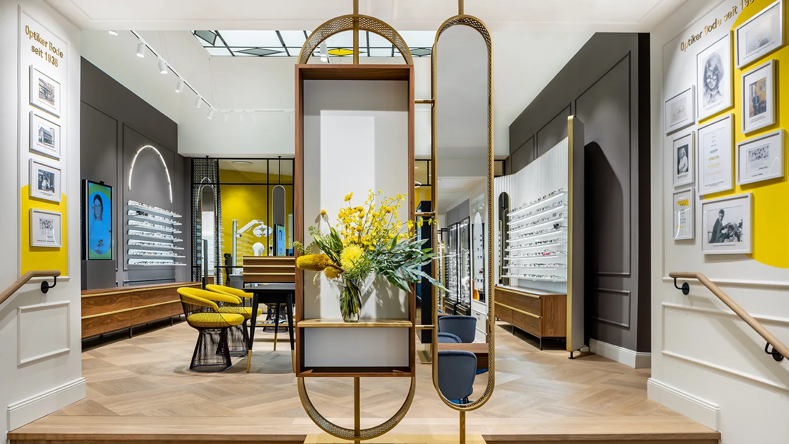 Innenaufnahme des Optiker Bode Stores in Hamburg mit Regal und Spiegel im Bildmittelpunkt