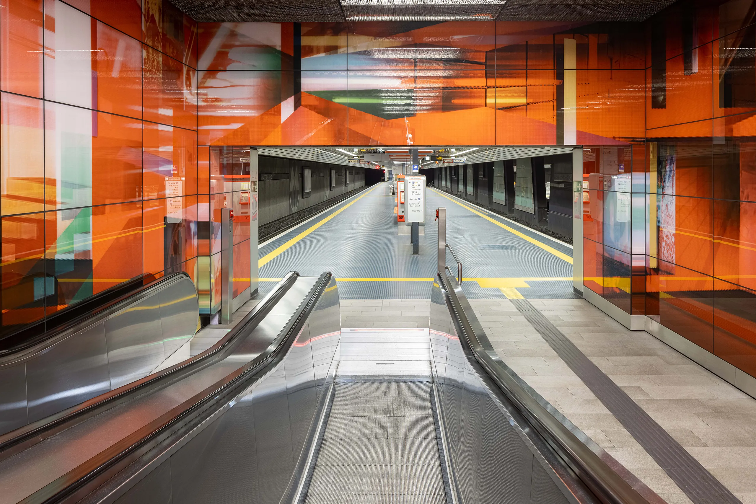 Blick von den Rolltreppen auf das U-Bahn-Gleis