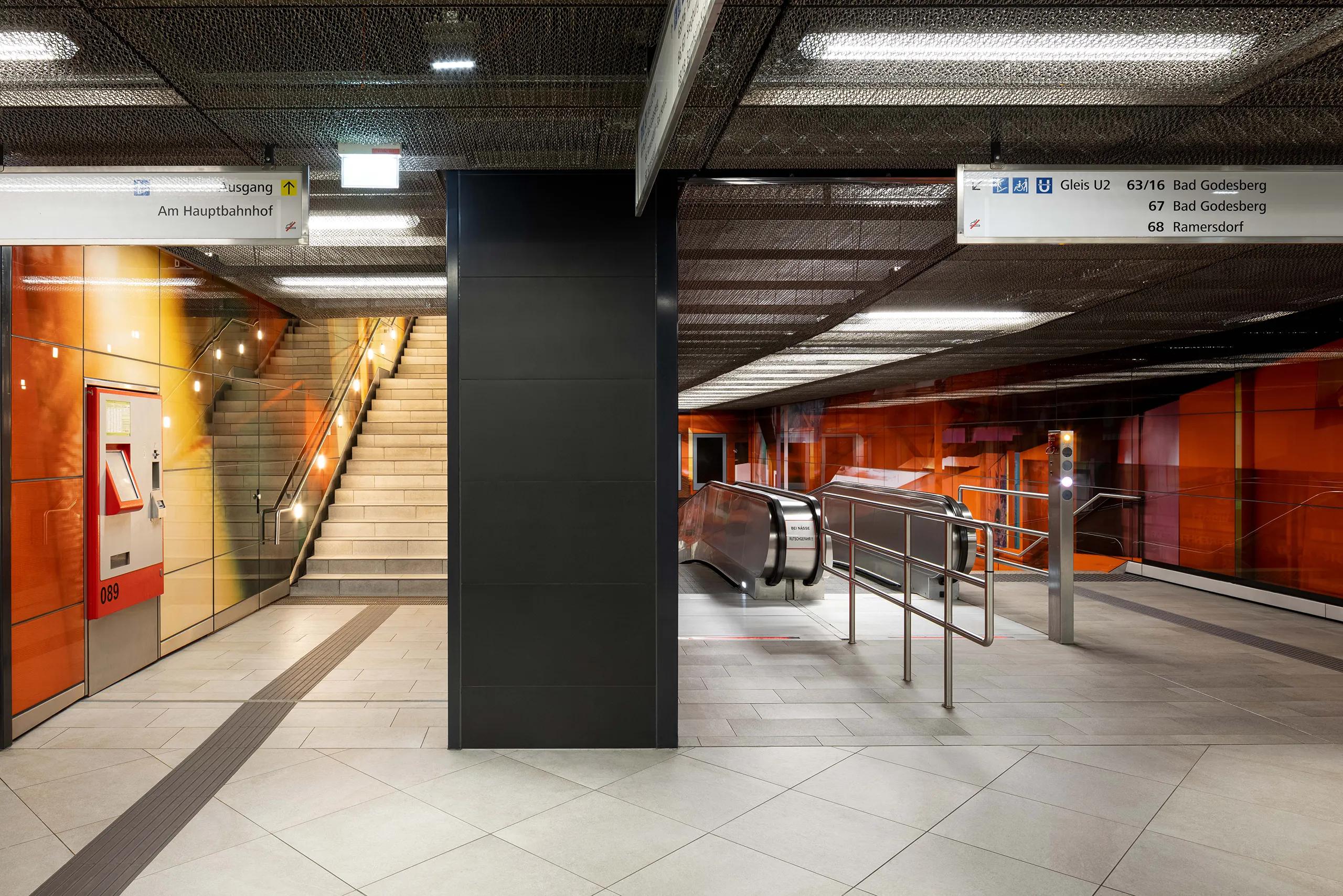 Blick vom U-Bahn-Gleis auf die Rolltreppen und den Treppenaufgang