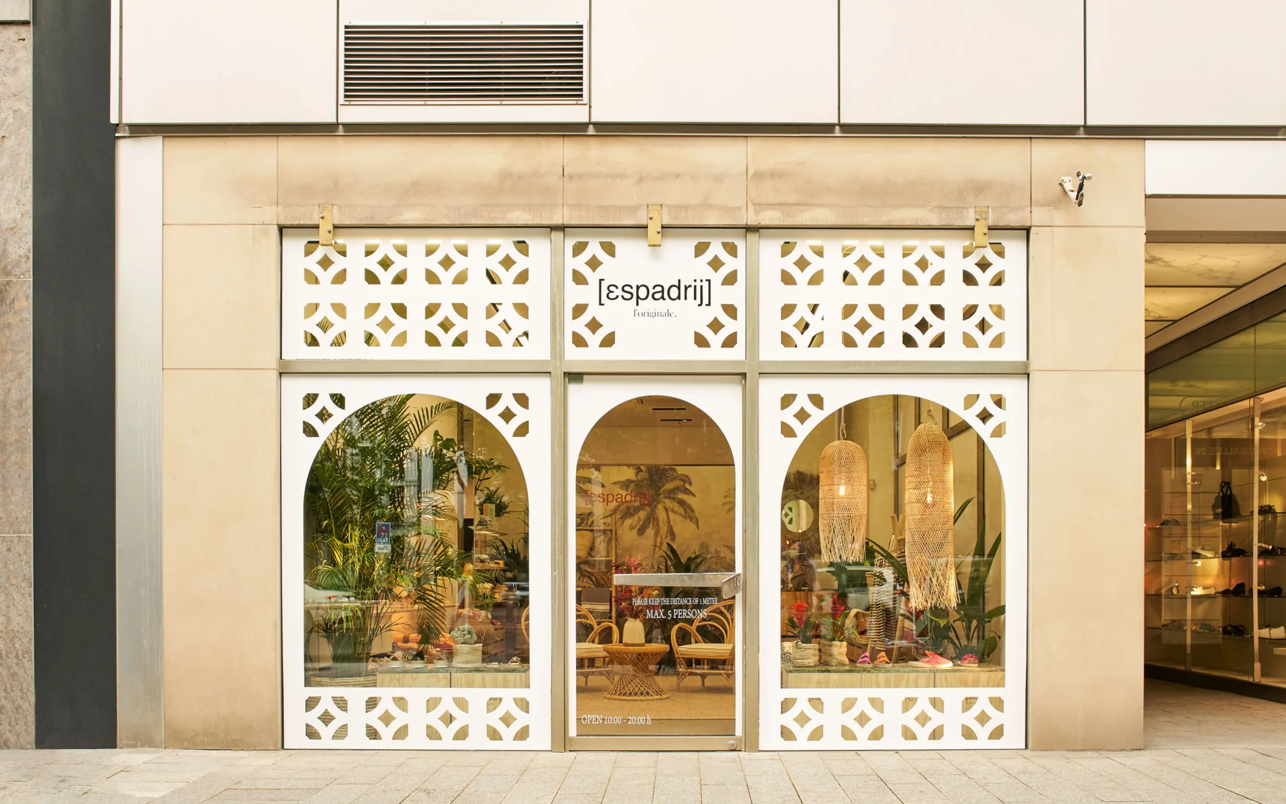 Inspiriert von marokkanischen Architekturelementen spiegelt die Fassade die Ausrichtung der aktuellen Sommerkollektion des Labels wider.