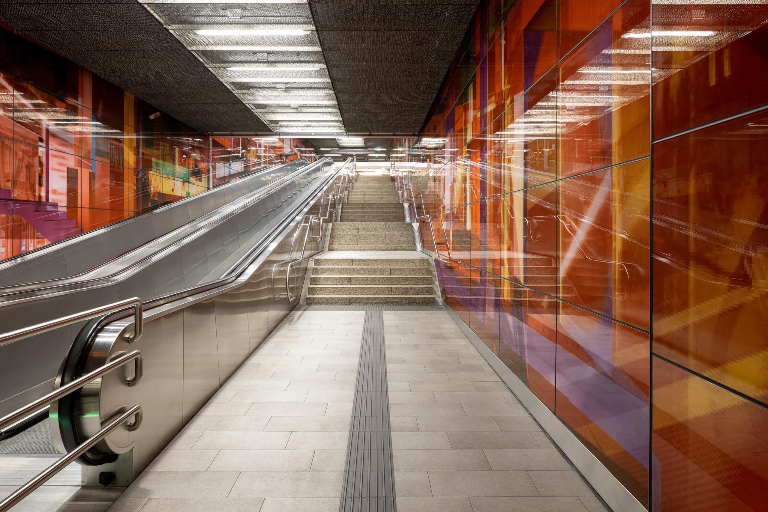 U-Bahn Aufgang mit künsterisch rot orange