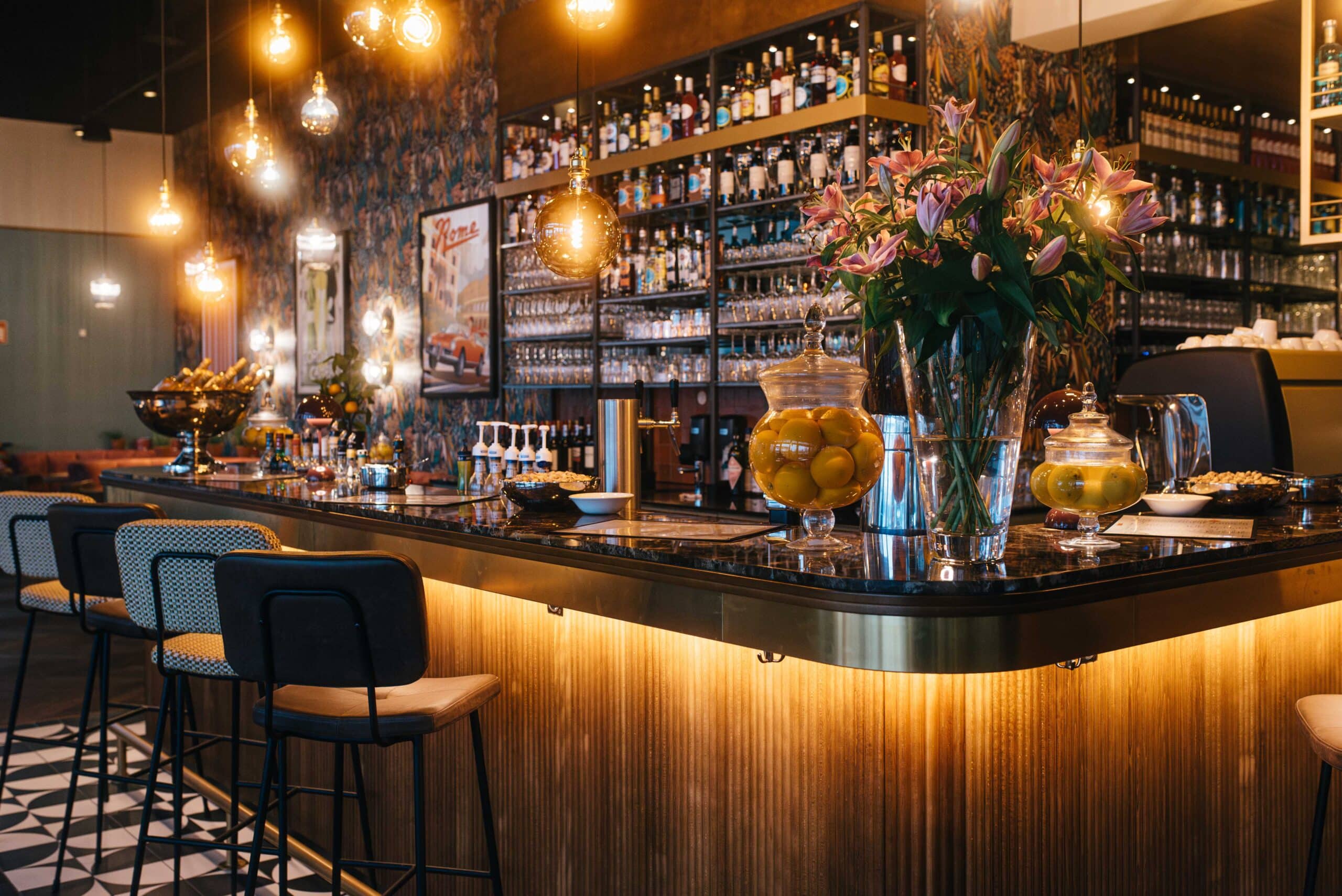 L`Osteria MyZeil Frankfurt, ansprechende Bar, dunkles Holz gemütliche Atmosphäre