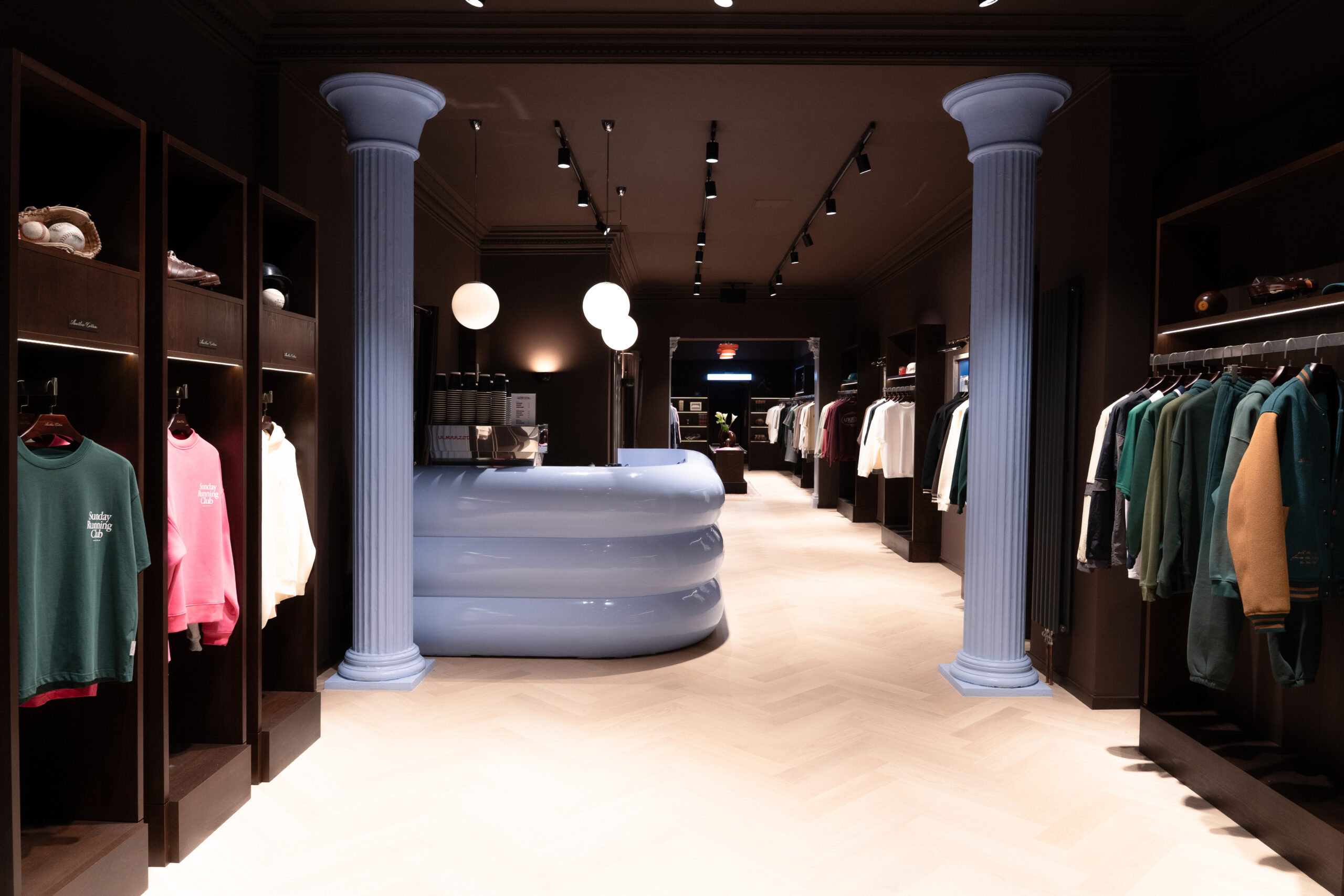 Store in dunklem Holz gehalten, auffällige Kasse hellblau Wolkenartig