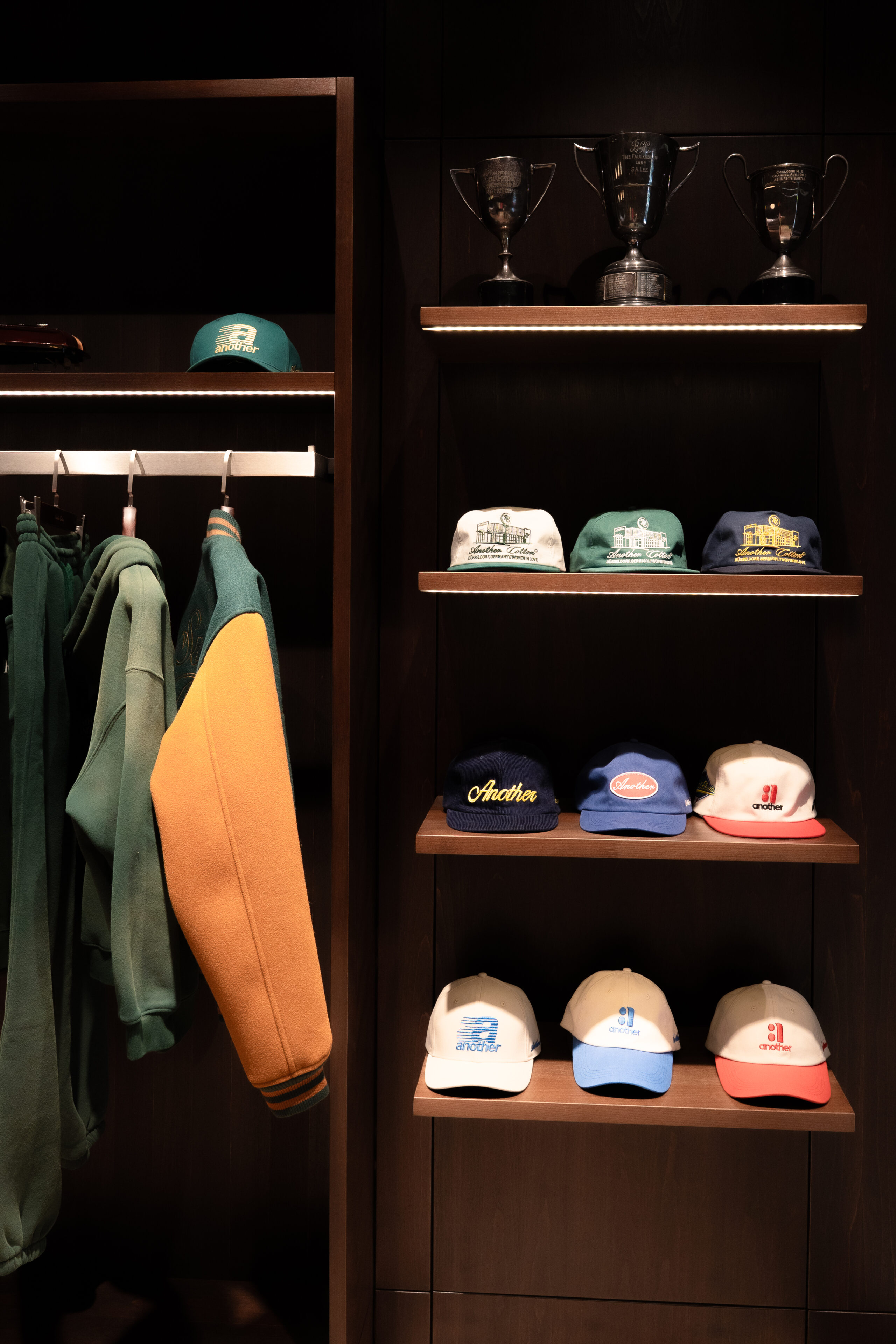 Ware selektiv von Another Cotton Lab in Regal aus sehr dunklem Holz