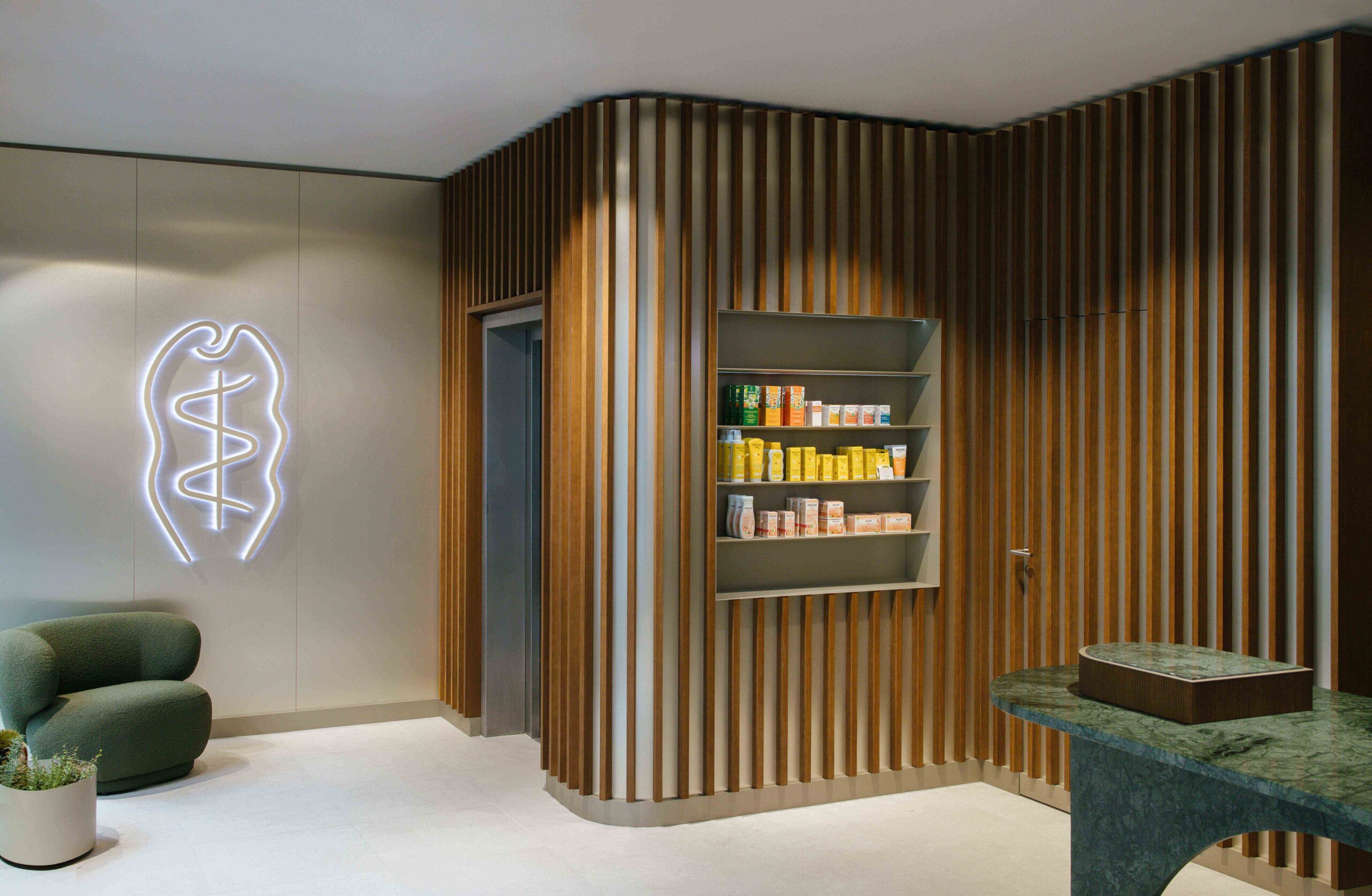 Weleda Spa Store Eingang Wand mit Holzlamellen und Wand mit Produkt-Highlights der Naturkosmetikmarke