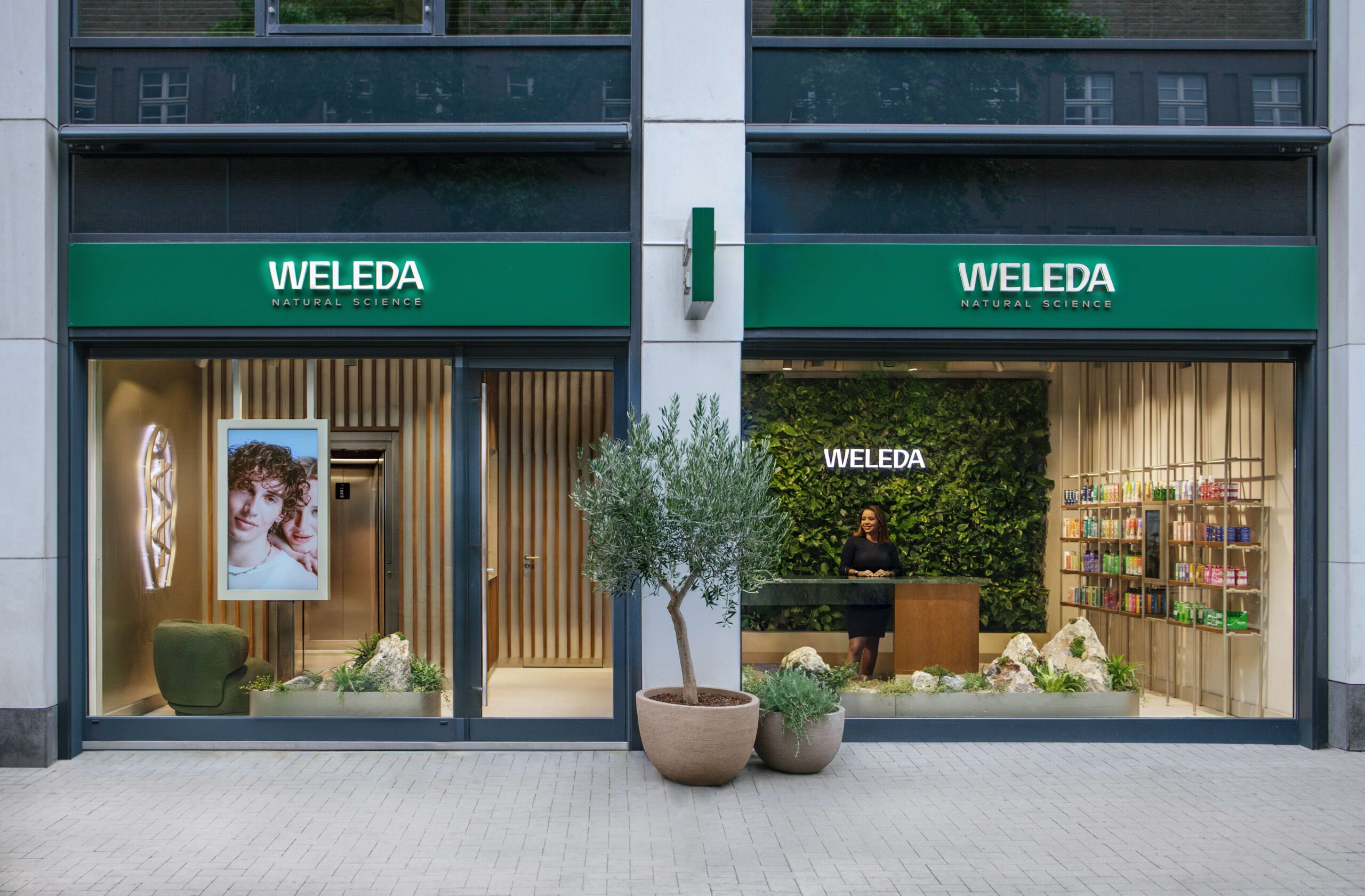 Fassade mit neuem CI-Grün einladend, offen