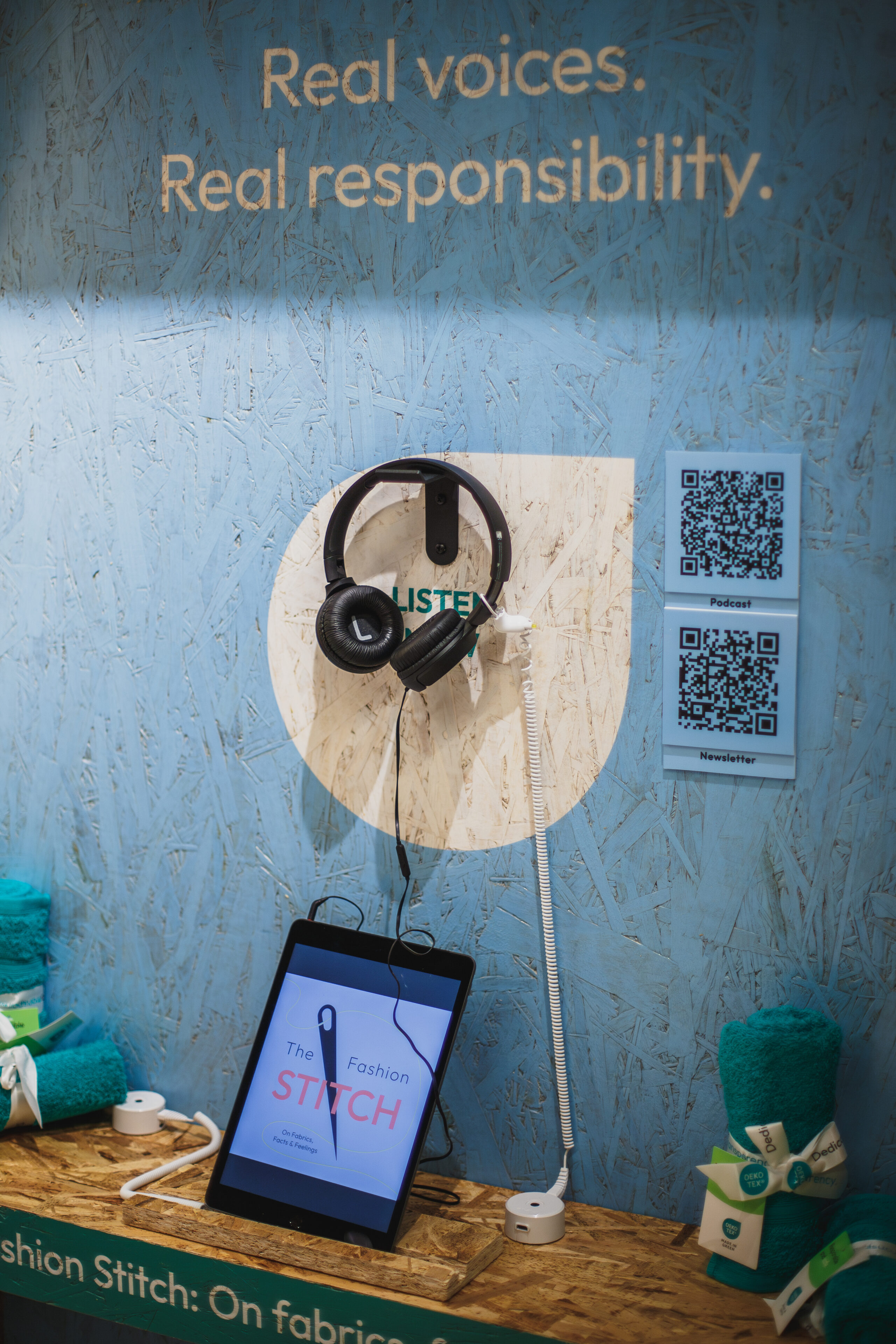 POS Tool Kopfhörer zum Anhören von Podcast zum Thema Nachhaltigkeit Oeko Tex