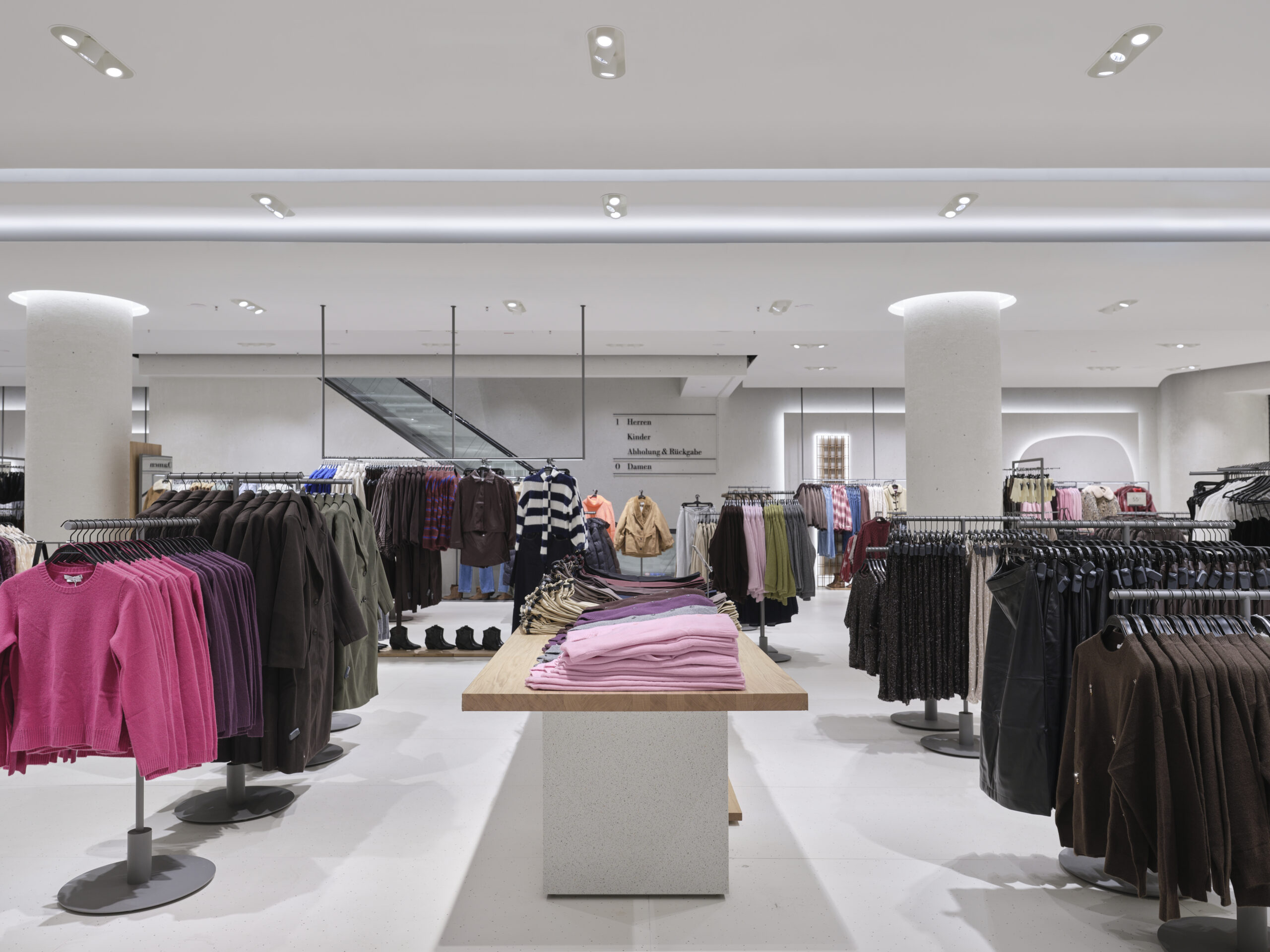 Blick in die Damenabteilung von Reserved