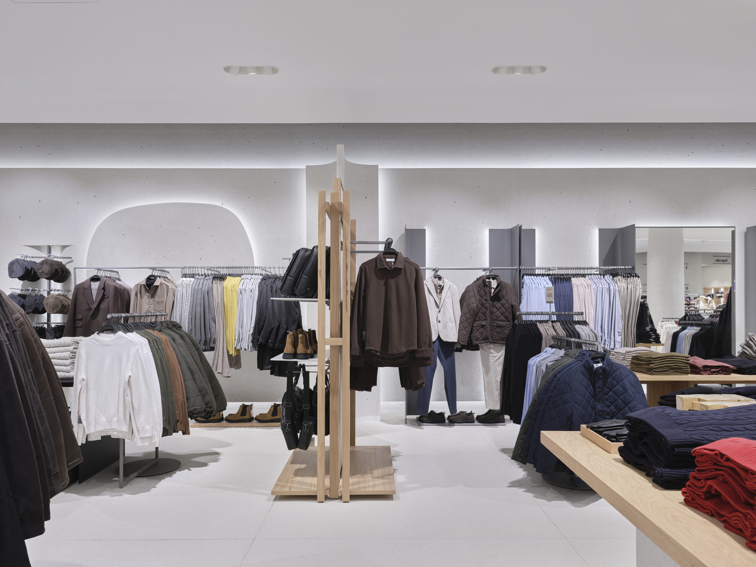 Blick in die Herrenabteilung von Reserved im Centro Oberhausen