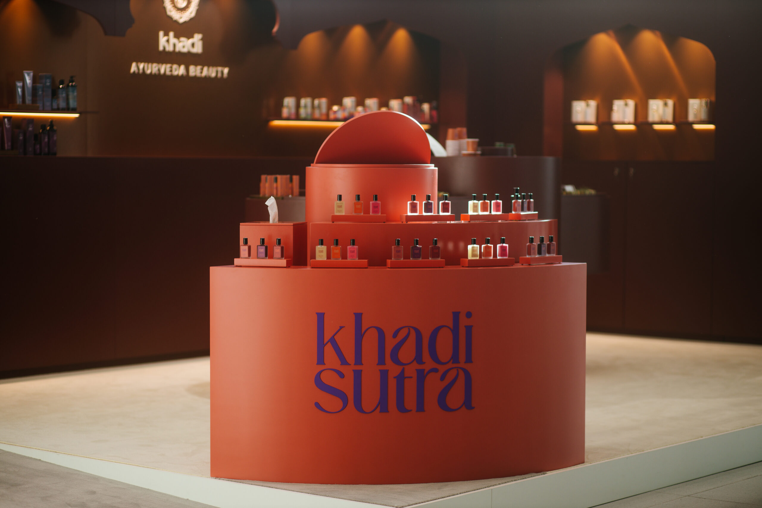 Messestand von khadi in Braun- und Rottönen, sehr harmonisch udn wertig