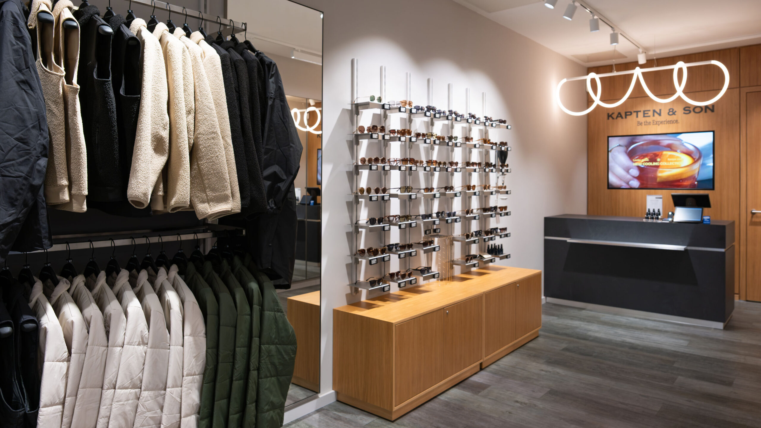 Kapten & Son Wand mit Produkten im Store Amsterdam