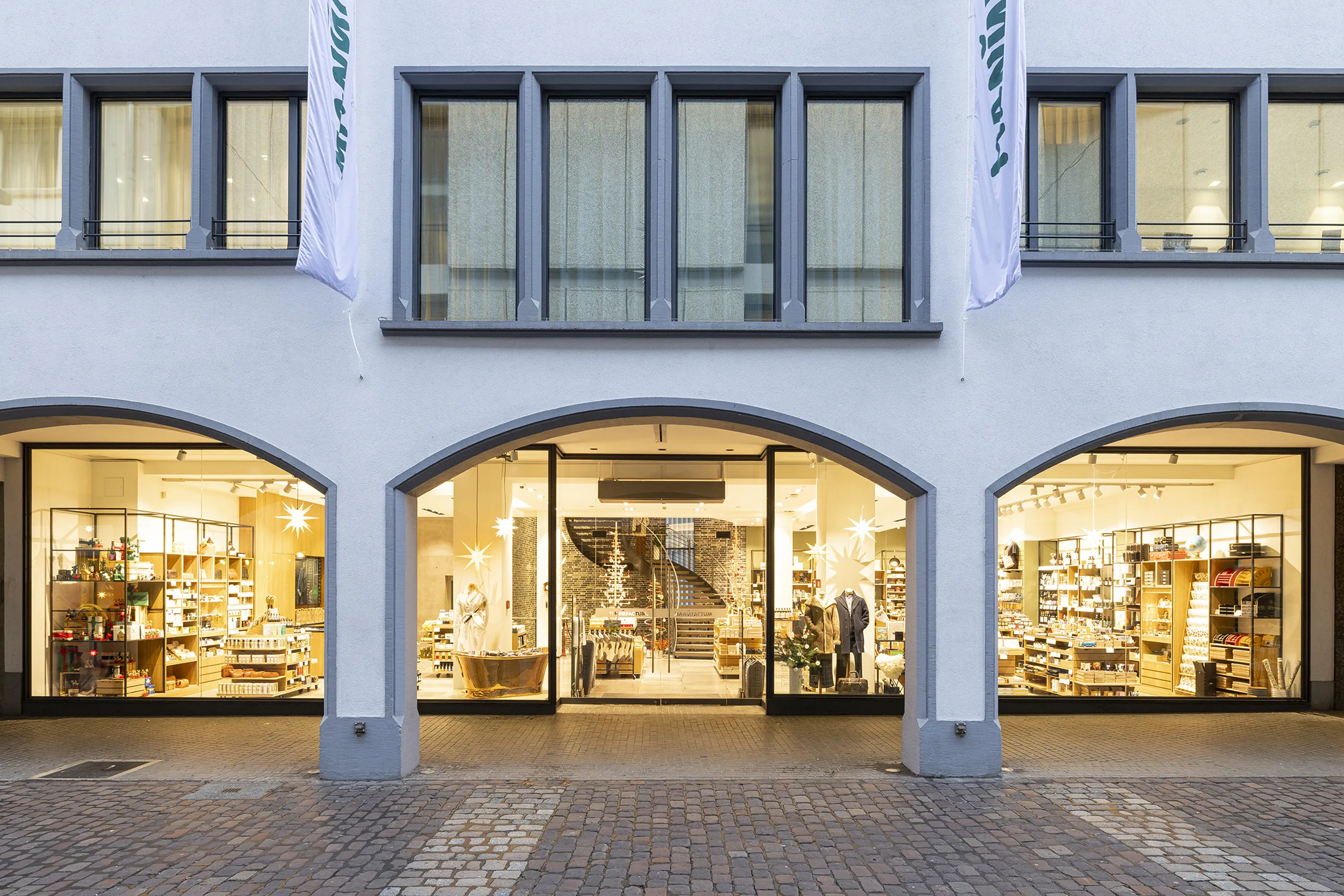 Außenaufnahme des Eingangs zu Manufactum Freiburg mit Fokus auf die Schaufenster